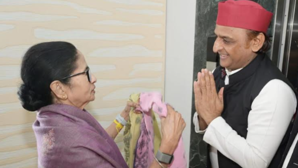 West Bengal CM Mamata Banerjee set to take SIR anger protest to Delhi after Akhilesh Yadav backing