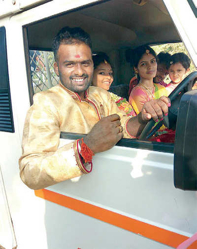 Karnataka: Bridegroom drives to his wedding in his pickup