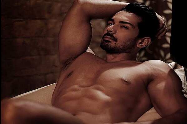 Abhinav Shukla raises the temperature, bares it all on Instagram!