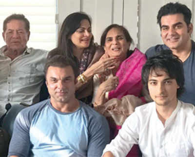 Salman and Khan-daan at Arpita Khan-Sharma's for lunch