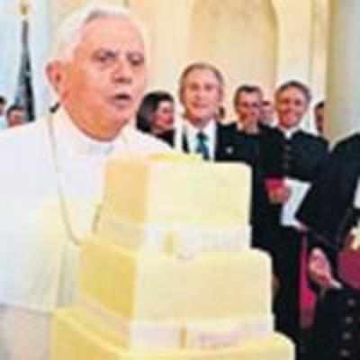 Pope Benedict gets huge cake for birthday at White House