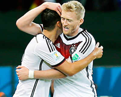 Germany survives Algeria 2-1 in extra time