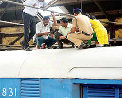 Robbers board train going to RBI, steal old currency notes