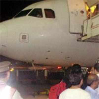 Man on plane cries '˜bomb', sparks panic