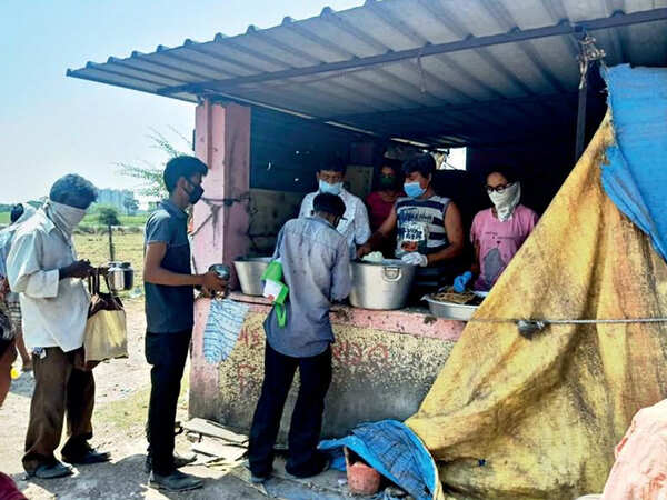 Surat: This poor dhabawala turns into an ‘annadata’ for the homeless