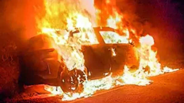 Car catches fire on Patna's marine drive, zero injuries reported