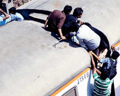 39-yr-old rooftop commuter electrocuted at Dombivli