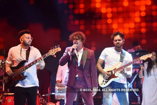 Whistle podu time! Punekars groove to Sonu Nigam’s tunes