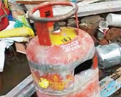 Five hurt in cylinder blast at Thakurli