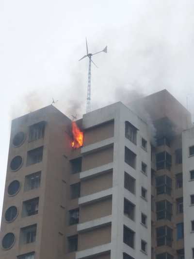 Fire breaks out in a Malad high-rise bldg