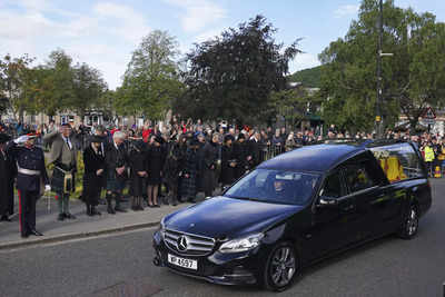 Queen Elizabeth death: Hearse carrying Queen Elizabeth II's coffin enters Edinburgh