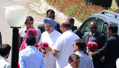 Manmohan Singh-led Congress panel arrives in Kashmir