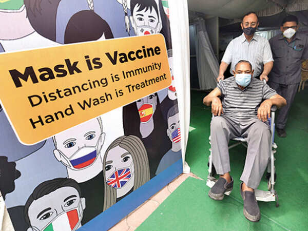 Indore: World War-II veteran takes a shot at Covid