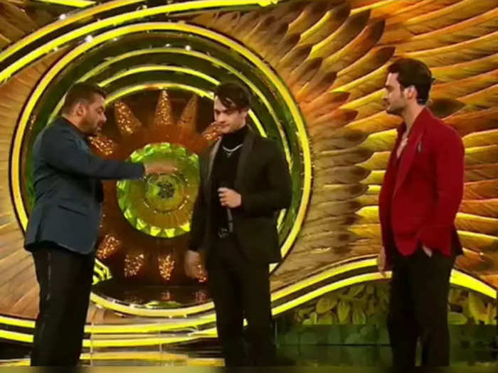 Asim Riaz walks on stage to support his brother Umar Riaz; greets Salman Khan with a hug