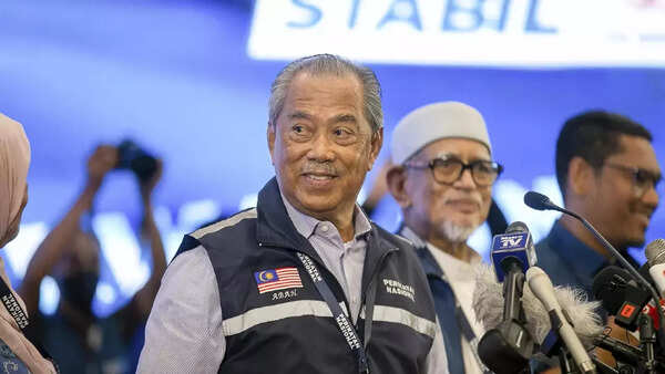 Malaysia poll delivers hung House, further upends a fix for economy