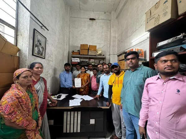 Ravet, Kiwale residents, corporator meet MSEDCL officials over frequent power cuts