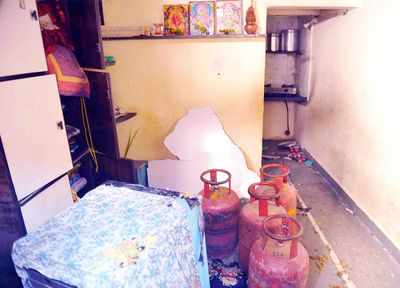 Fire breaks out after gas cylinder leakage, 6 hurt