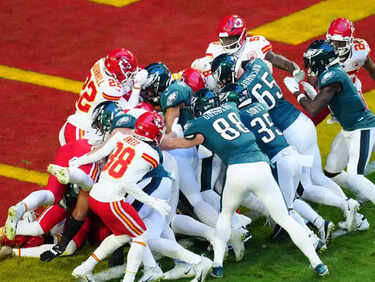 BREAKING NEWS: The NFL is facing increasing pressure to make a comprehensive reform following the heated controversy in the big match between the Kansas City Chiefs and Philadelphia Eagles. Controversial decisions from referees, combined with outrage from fans and experts, have sparked demands for a comprehensive reform in the way the league is run and managed. Many opinions say that if the NFL does not quickly come up with...