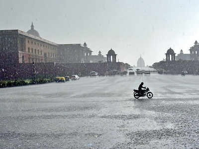 Heavy rain, hail lash Delhi, traffic affected