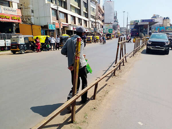 Karnataka: Damaged barricades render roads in twin cities unsafe