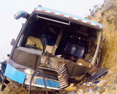 Teachers, students injured as bus falls off Kasara Ghat