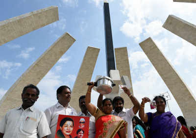 Tamil Nadu: Supreme Court stays Delhi HC order, leaves TTV Dinakaran's AMMK with no symbols