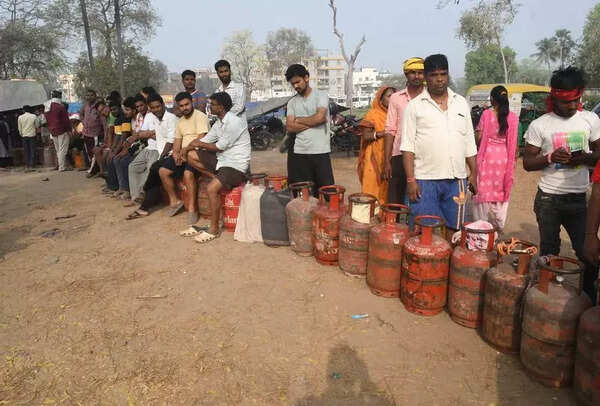 Gas distributors evading home delivery: Kolhapur consumers