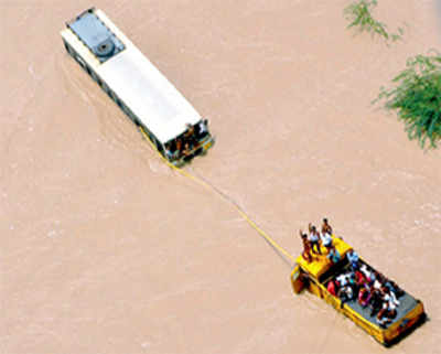 Floodingin west India, cyclone nears eastern coast