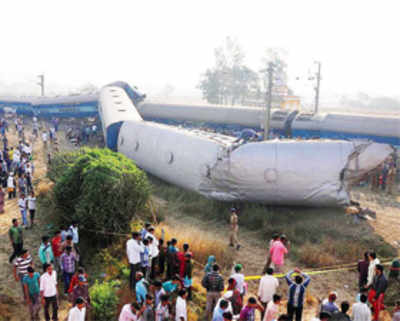 Three killed, 29 hurt as Kerala-bound train derails near Nashik