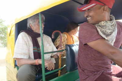 Amitabh Bachchan, Shweta Bachchan Nanda take an auto ride together