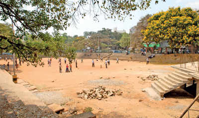 Court relief for cracker sellers on temple land