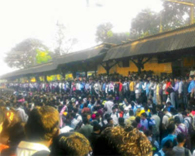 Protest at Titwala stn over delays