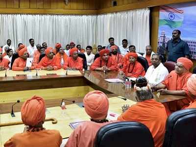 Karnataka Assembly Elections: Lingayat seers meet CM Siddaramaiah, ask for religious status