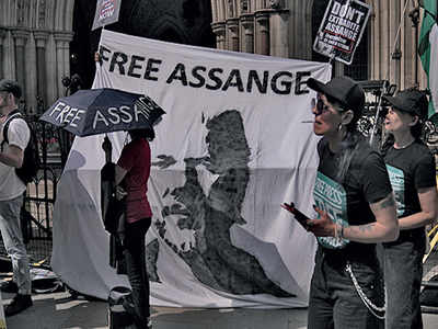 Setback to Assange in extradition case
