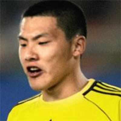 China's goalkeeper Wang Dalei calls fans a bunch of dogs