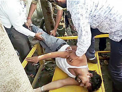 7 hurt in lathi-charge on unaided school teachers