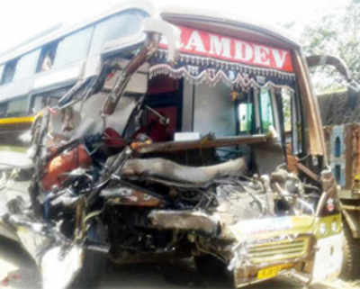 2 killed as bus rams into trailer