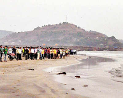 14 Pune students on picnic drown off Murud beach