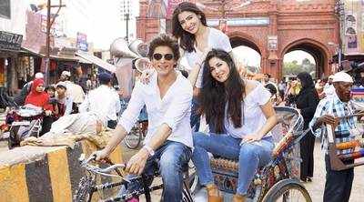 Anushka Sharma and Katrina Kaif have the best ride in town with Shah Rukh Khan!