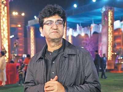 Prasoon Joshi decides to skip Jaipur Literature Festival, says he doesn't want to compromise the event's dignity