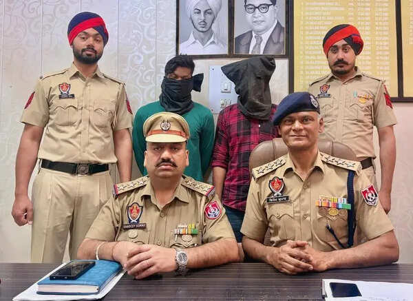 Gun-toting robber duo held in Khanna