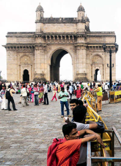 Police seek fixed fence around the Gateway of India
