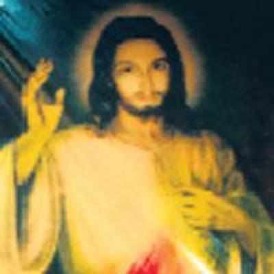 '˜Bleeding' picture of Jesus draws crowds at Mahim