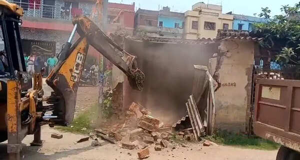 RMC intensifies crackdown on illegal buildings over water bodies