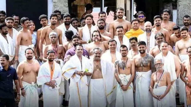 Indian cricketers offer prayers at Padmanabhaswamy temple