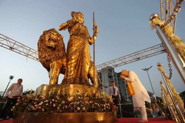 Amit Shah unveils Bharat Mata sculpture near Nava Vadaj Circle
