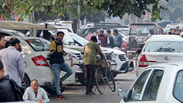 Chaos around parking lots in Lucknow marks lack of ‘civic sense’