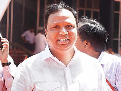 After poor performance of students in SSC, education minister Ashish Shelar announces increase in seats for FYJC