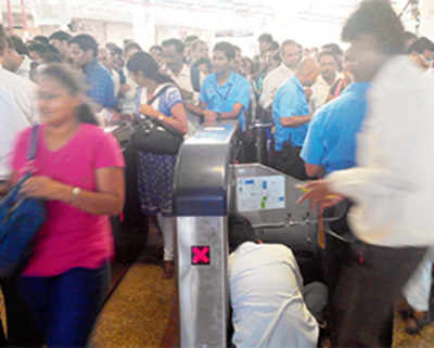 Ticketing snag at Ghatkopar metro station leaves commuters hassled