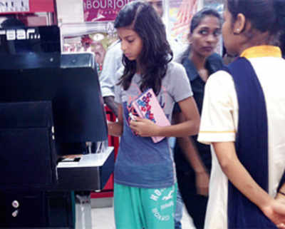 SRK's daughter Suhana goes shopping!